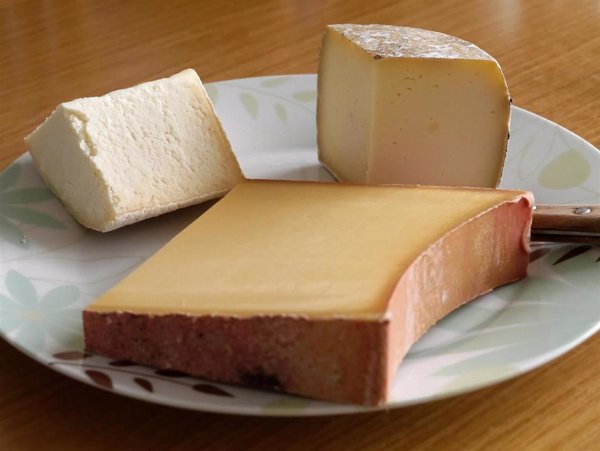 Un estudio sugiere que comer queso puede compensar el daño que provoca la sal a los vasos sanguíneos