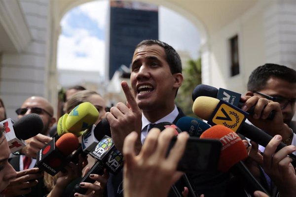 Guaidó revela que ofreció a Maduro un gobierno de transición y dice que la propuesta sigue 