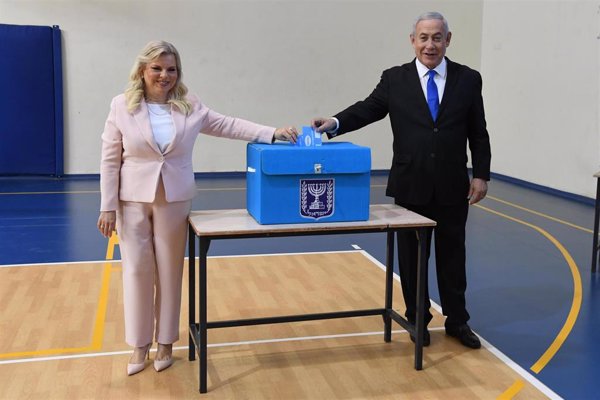 Netanyahu y Gantz llaman a los israelíes a acudir a las urnas tras depositar su voto