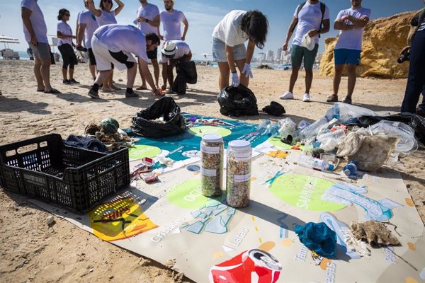 Cerca de 500 empleados de LG participan en una jornada de limpieza de la costa y el fondo marino mediterráneo