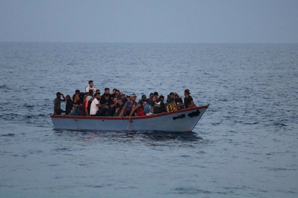 El 'Ocean Viking' pide a Italia y Malta un puerto para desembarcar a los 218 migrantes rescatados