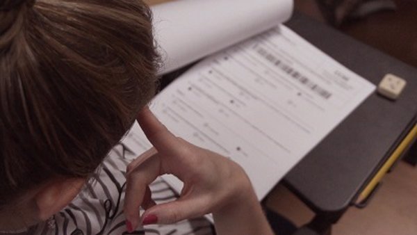 El Instituto Cervantes actualiza los exámenes de español 'DELE A2', los más demandados para obtener la nacionalidad