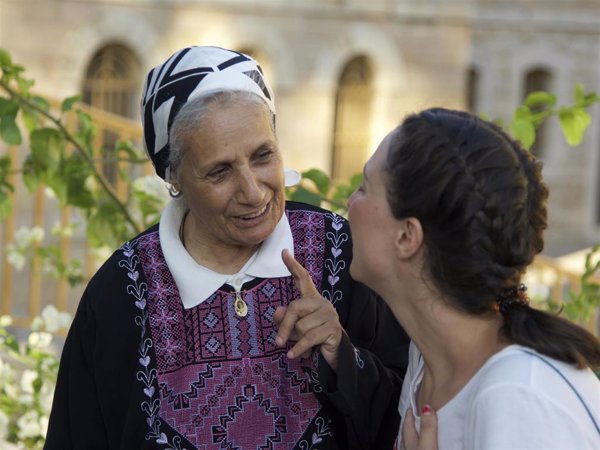 La historia de perdón de la anciana palestina Myriam narrada por una joven española: 