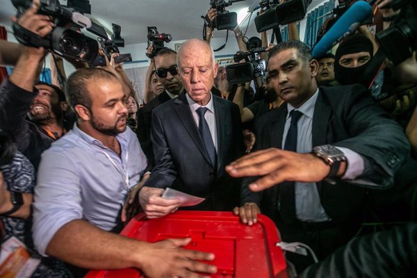 El conservador Saied gana las elecciones presidenciales en Túnez, según un sondeo a pie de urna
