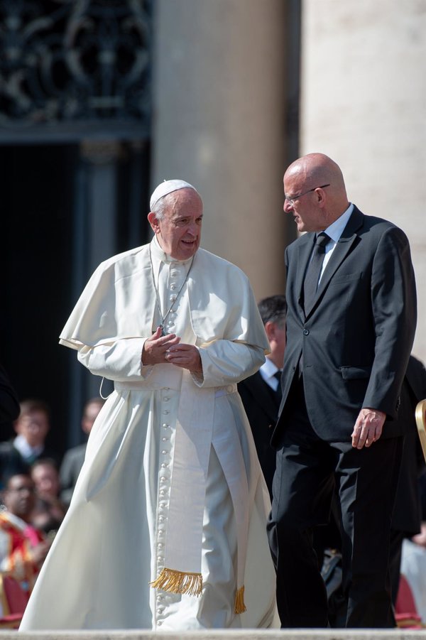 El Papa acepta la renuncia del jefe de la Gendarmería Vaticana tras filtrarse la suspensión de cinco funcionarios