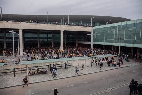 Cancelados 67 vuelos del Aeropuerto de Barcelona por las protestas