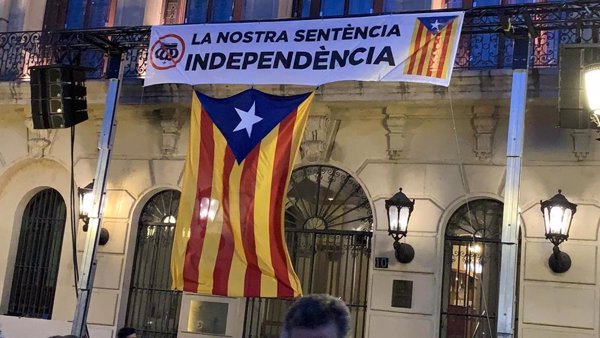 El Ayuntamiento de Lleida cuelga una pancarta con una corona del revés: 