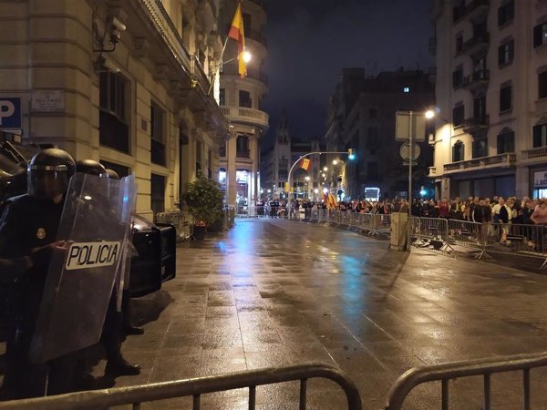 La manifestación de los CDR en Barcelona se detiene ante la Jefatura de Policía
