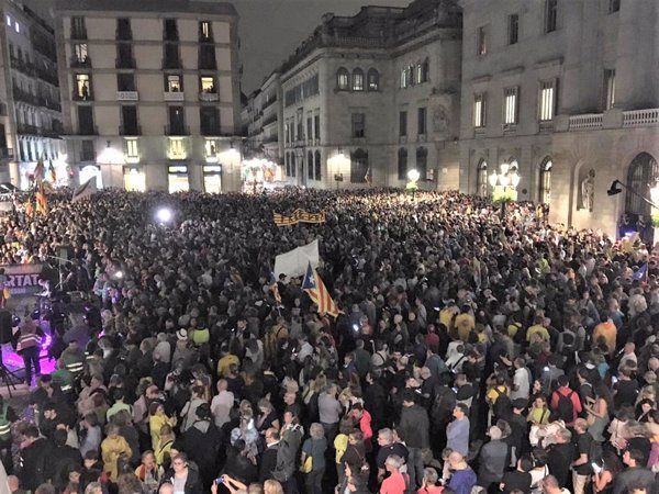 Miles de asistentes en la concentración de ANC y Òmnium en la plaza Sant Jaume de Barcelona