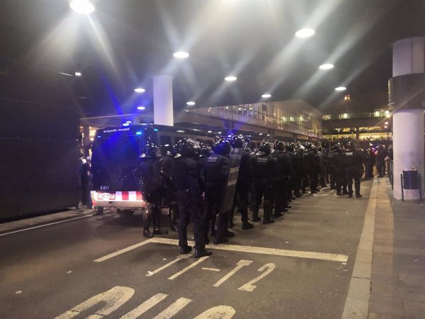 Mossos avisa de una intervención policial inminente ante barricadas y lanzamiento de objetos a los agentes