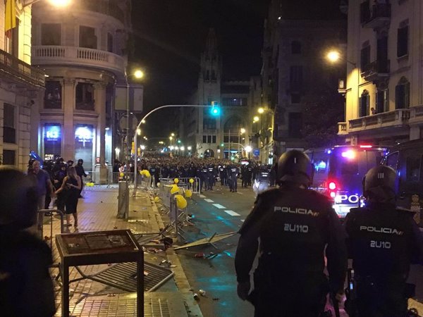 Furgones policiales blindan la Jefatura de Policía en Via Laietana de Barcelona tras altercados