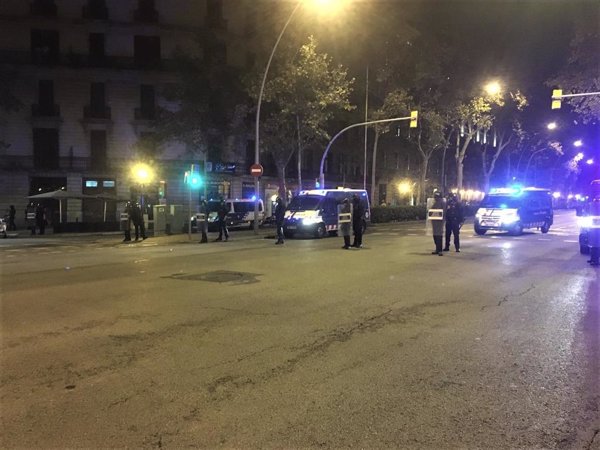 Unos 100 manifestantes cortan la Gran Via de Barcelona unos minutos y la concentración se disuelve
