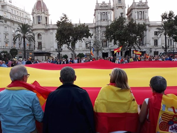 Despliegan una bandera de España gigante en la plaza del Ayuntamiento de Valencia contra las protestas