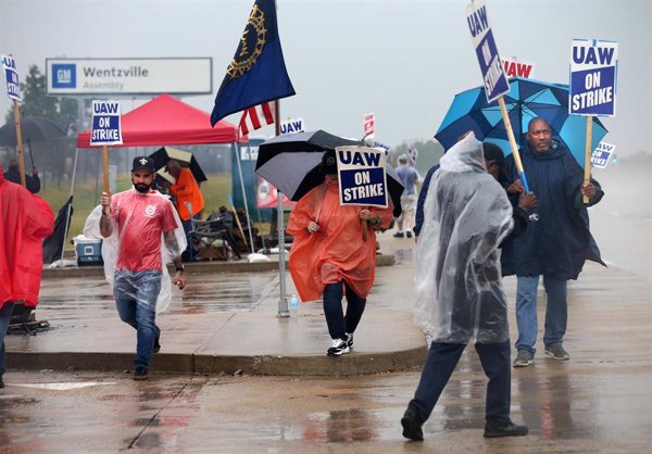 General Motors y el sindicato UAW alcanzan un principio de acuerdo para poner fin a la huelga de un mes