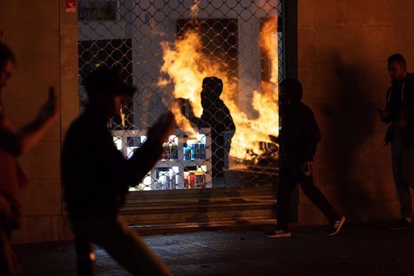 Manifestantes de Barcelona mantienen altercados y hogueras diseminados por el centro de la ciudad