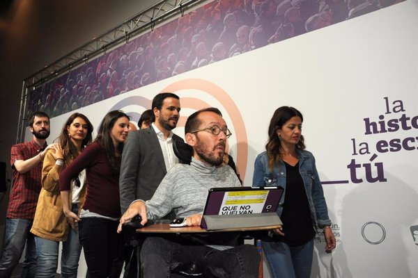 Echenique (Podemos) aplaude que unos chavales de las Rozas hayan llamado a su equipo 'Elche-Nike', y promete ir a verlos