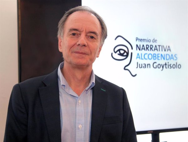 El peruano Alonso Cueto gana el Premio Narrativa Juan Goytisolo con su obra 'Palabras de otro lado'