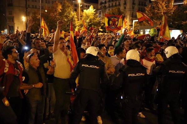 Centenares de manifestantes secundan en Zaragoza la convocatoria de CDR frente a unos 2.000 de signo contrario