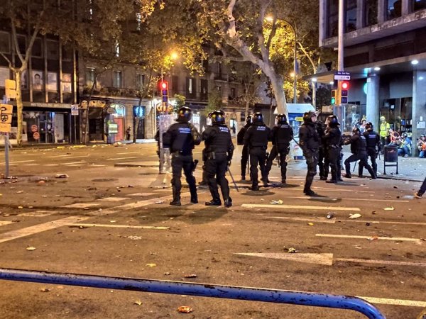 La policía dispersa la zona de Urquinaona-Claris en Barcelona con proyectiles foam