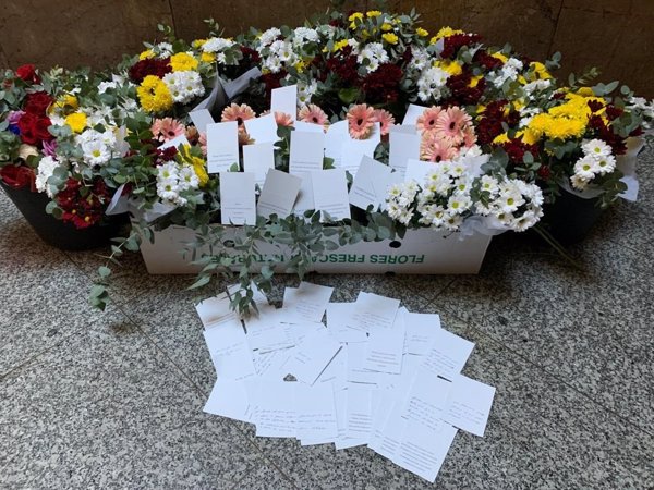 Envían desde Valencia 120 ramos de flores a la Policía en Barcelona para agradecer su trabajo en los altercados