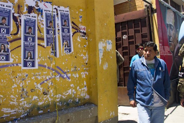 Morales y Mesa votan en una jornada electoral sin incidentes en Bolivia