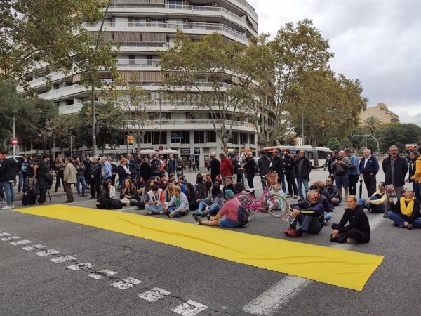Un centenar de personas cortan la Gran Vía de Barcelona tras protestar contra los Mossos ante Interior