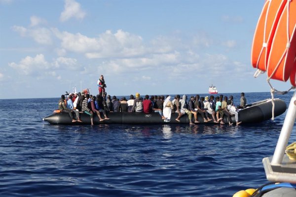 El 'Ocean Viking' solicita a Italia y Malta desembarcar a 104 migrantes