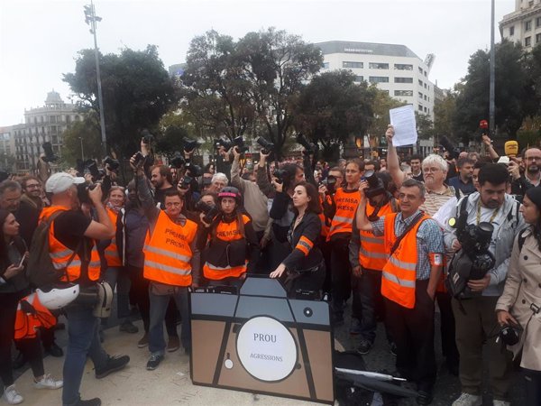 Unos 200 periodistas se concentran en Barcelona para rechazar las agresiones