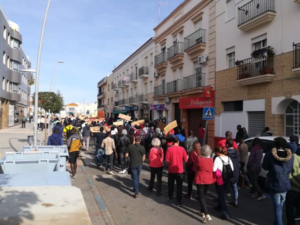 Más de 200 personas se manifiestan en Lepe (Huelva) para pedir un alojamiento digno para los inmigrantes