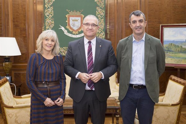 Pamplona quiere una salida de etapa en 2020 y su alcalde se reúne con el director de La Vuelta