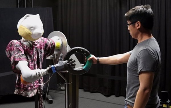 Las personas prefieren que los robots funcionen con un ligero retraso para que no resulten amenazantes