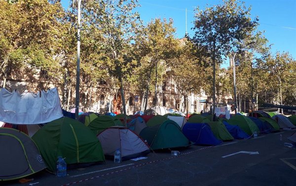 Un centenar de tiendas sigue en la acampada indefinida de plaza Universidad, en Barcelona