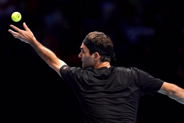 Federer derrota a Berrettini y mantiene sus opciones de alcanzar las semifinales