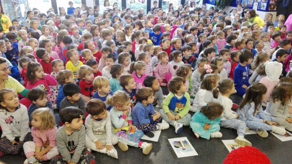 La Asociación de Acogimiento Familiar invita a los niños a ir en pijama a clase por el derecho a crecer en una familia