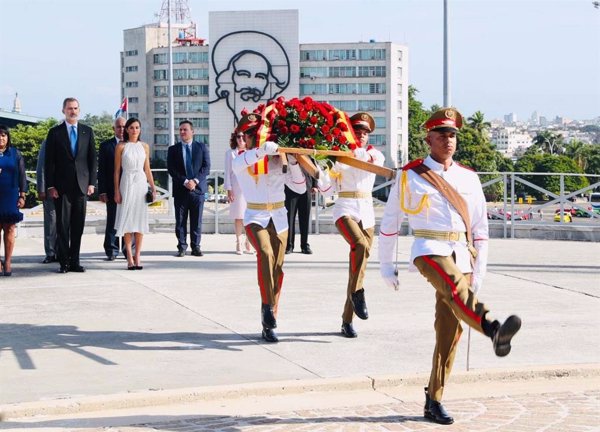 Los Reyes en Cuba: primer encuentro oficial de los dos jefes de Estado y visita distendida por las calles de La Habana