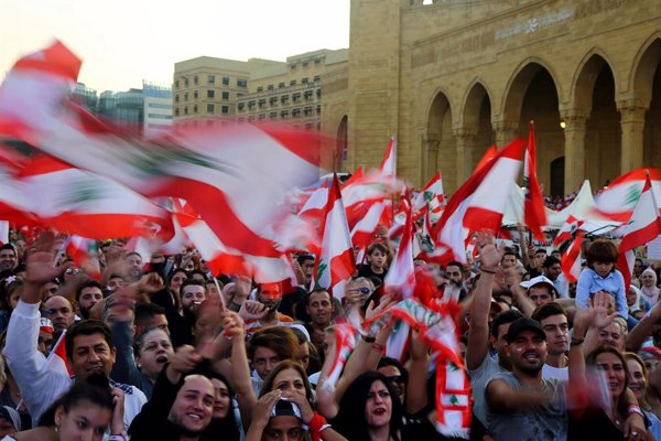 Los manifestantes en Líbano llaman a la desobediencia civil tras el primer muerto en las protestas