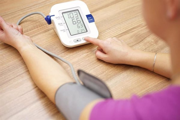 Tener grandes cambios en la presión arterial a largo plazo incrementa el riesgo de demencia, según estudio