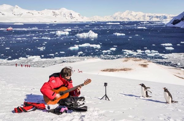 Un guitarrista valenciano, récord Guinnes por tocar en 6 meses en todos los continentes, incluida la Antártida