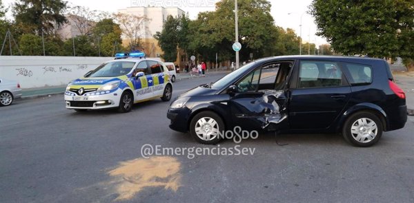 Herido de gravedad un menor al colisionar contra un turismo cuando conducía una motocicleta en Sevilla