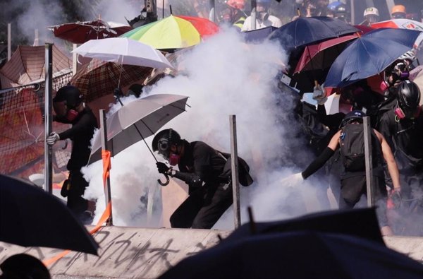 La Policía de Hong Kong asalta la Universidad Politécnica y los estudiantes incendian la entrada