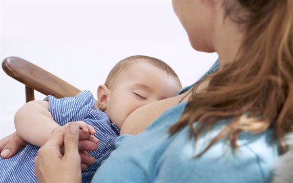 Dar el pecho mientras la madre o el bebé están enfermos aporta beneficios a ambos