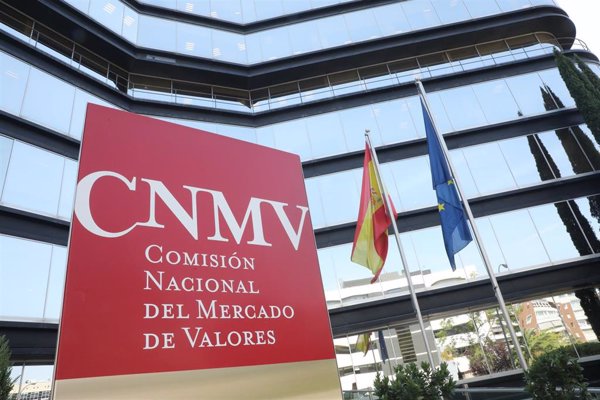 La CNMV alerta del posible impacto de la inestabilidad política en el ahorro y la inversión