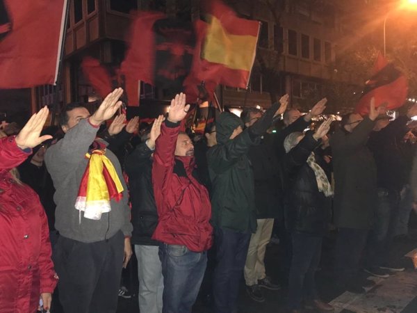 Una manifestación de La Falange clama frente a la casa de Primo de Rivera por la unidad nacional: 