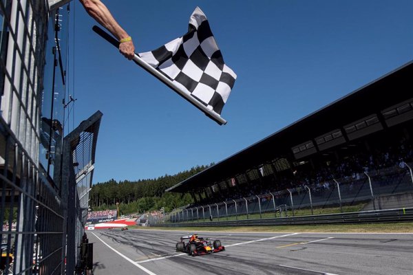 La FIA recupera la bandera a cuadros como señal oficial de 