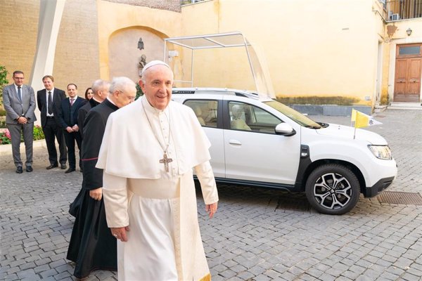 El Papa se pone un tricornio de la Guardia Civil tras realizar una ofrenda a la Inmaculada Concepción