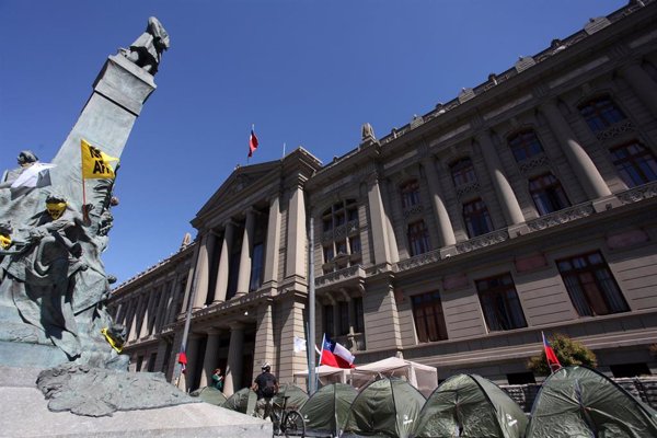 Levantan un campamento de protesta frente al Congreso de Chile