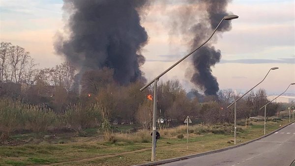 Los Mossos investigan las causas del incendio en una empresa de Montornès del Vallès (Barcelona)
