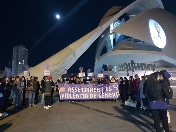 Colectivos feministas protestan ante Les Arts contra Plácido Domingo porque 