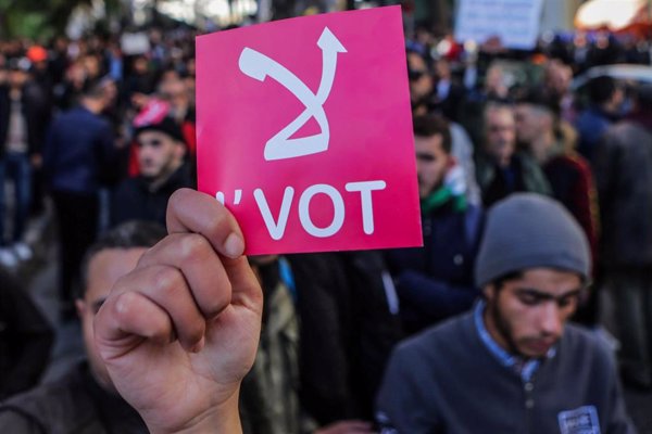 Abren los colegios electorales en Argelia en unas presidenciales rechazadas por los manifestantes