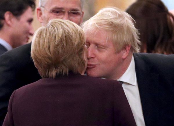 Merkel felicita a Johnson por su 